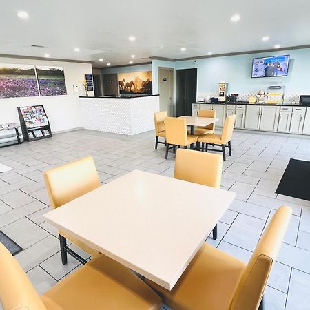 Days Inn & Suites By Wyndham - Canton First Monday Trade Days Extérieur photo