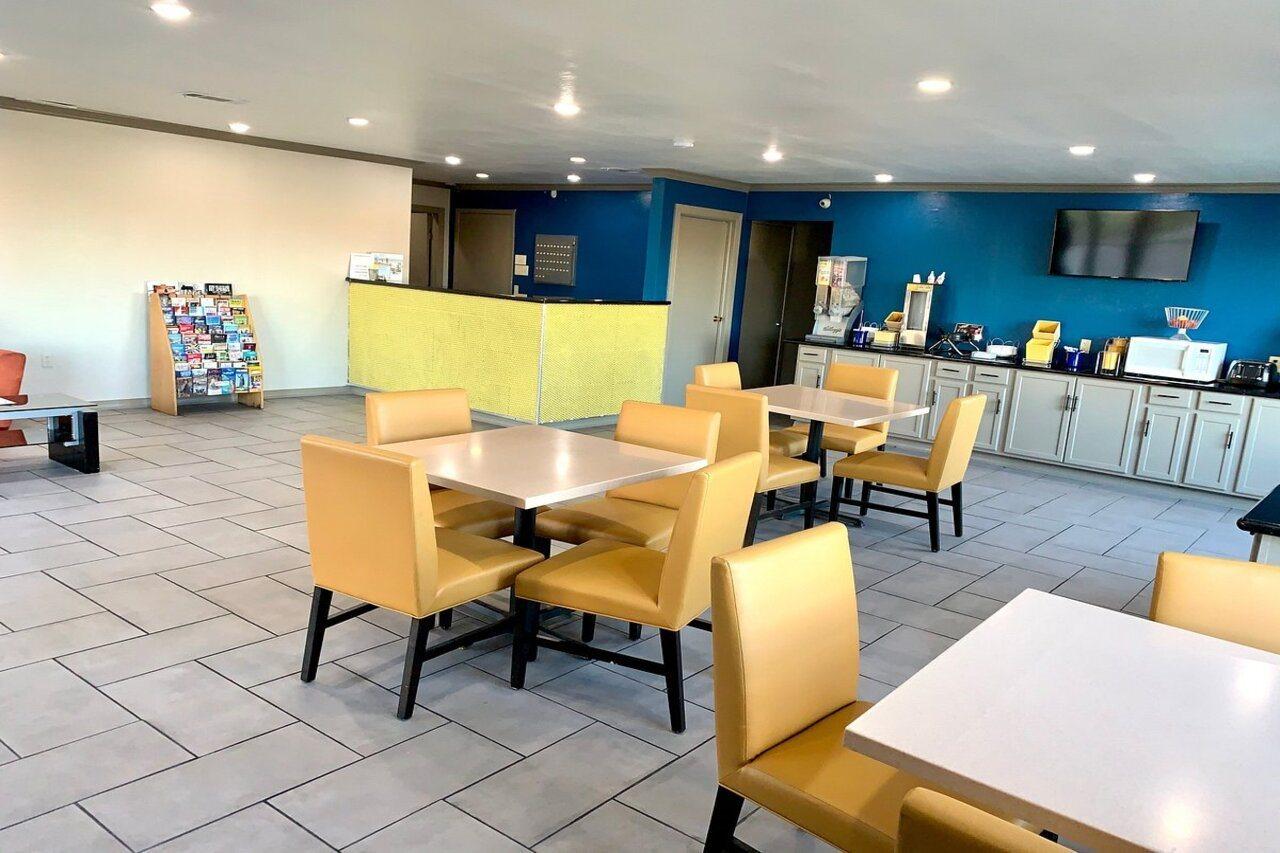Days Inn & Suites By Wyndham - Canton First Monday Trade Days Extérieur photo