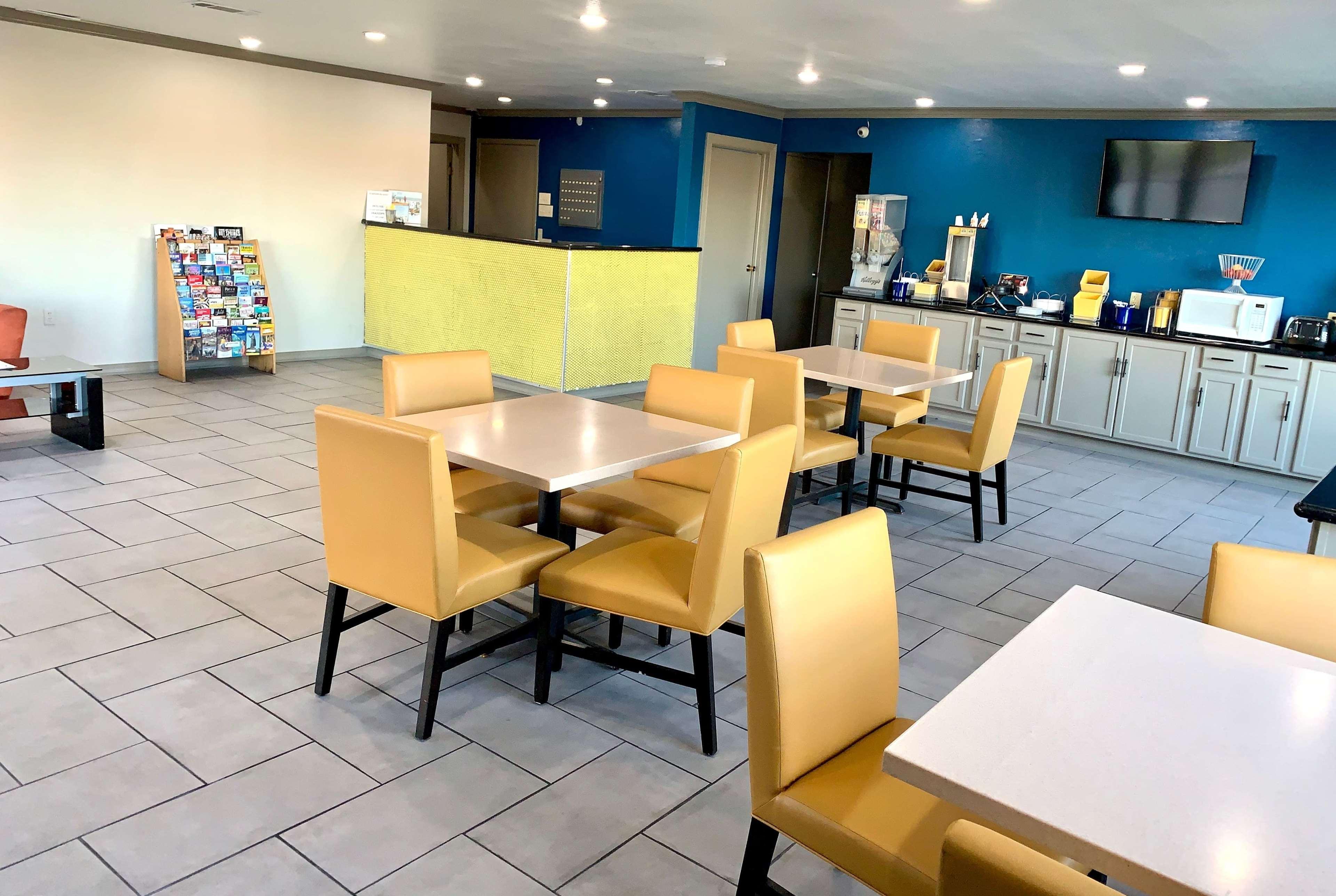Days Inn & Suites By Wyndham - Canton First Monday Trade Days Extérieur photo