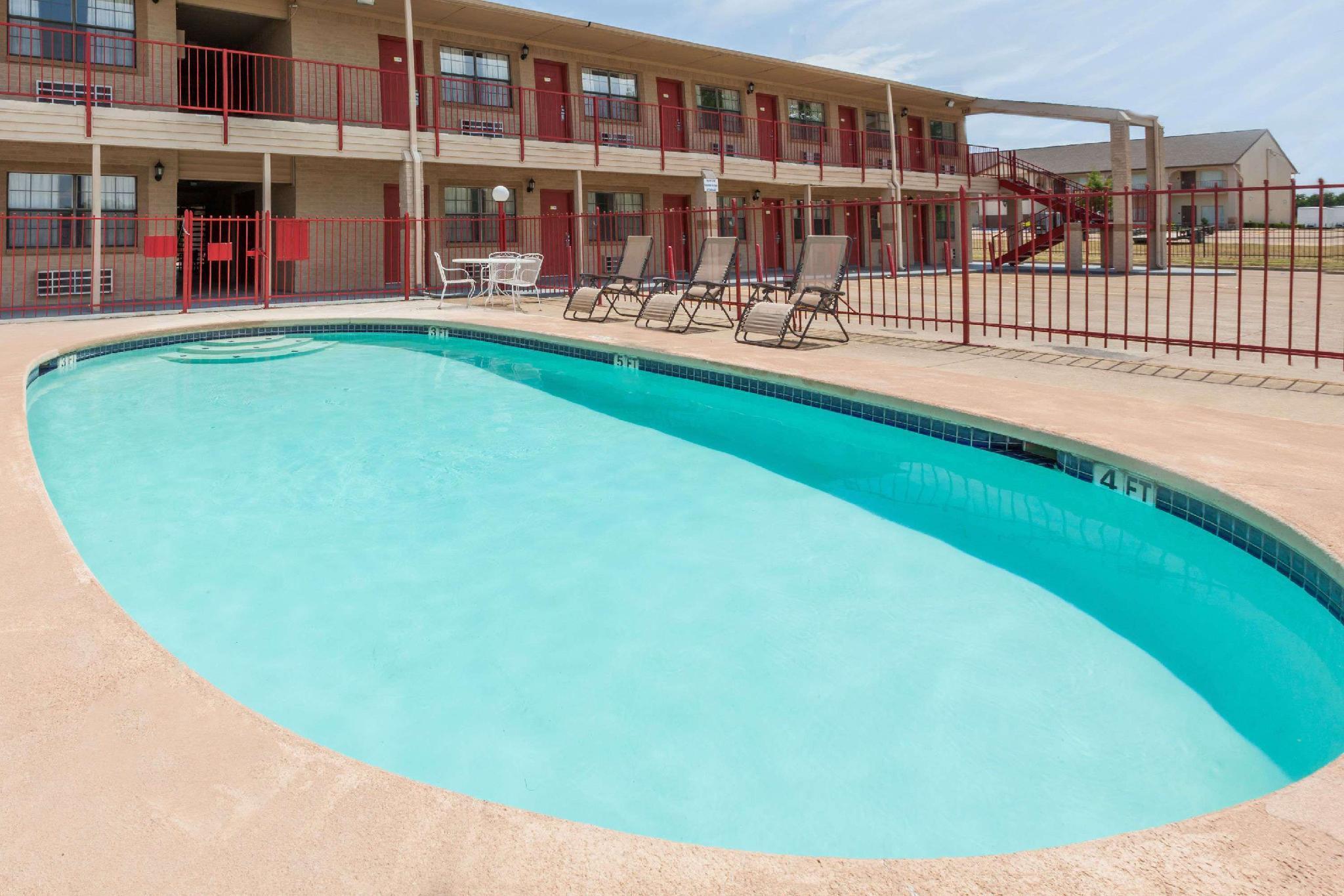 Days Inn & Suites By Wyndham - Canton First Monday Trade Days Extérieur photo