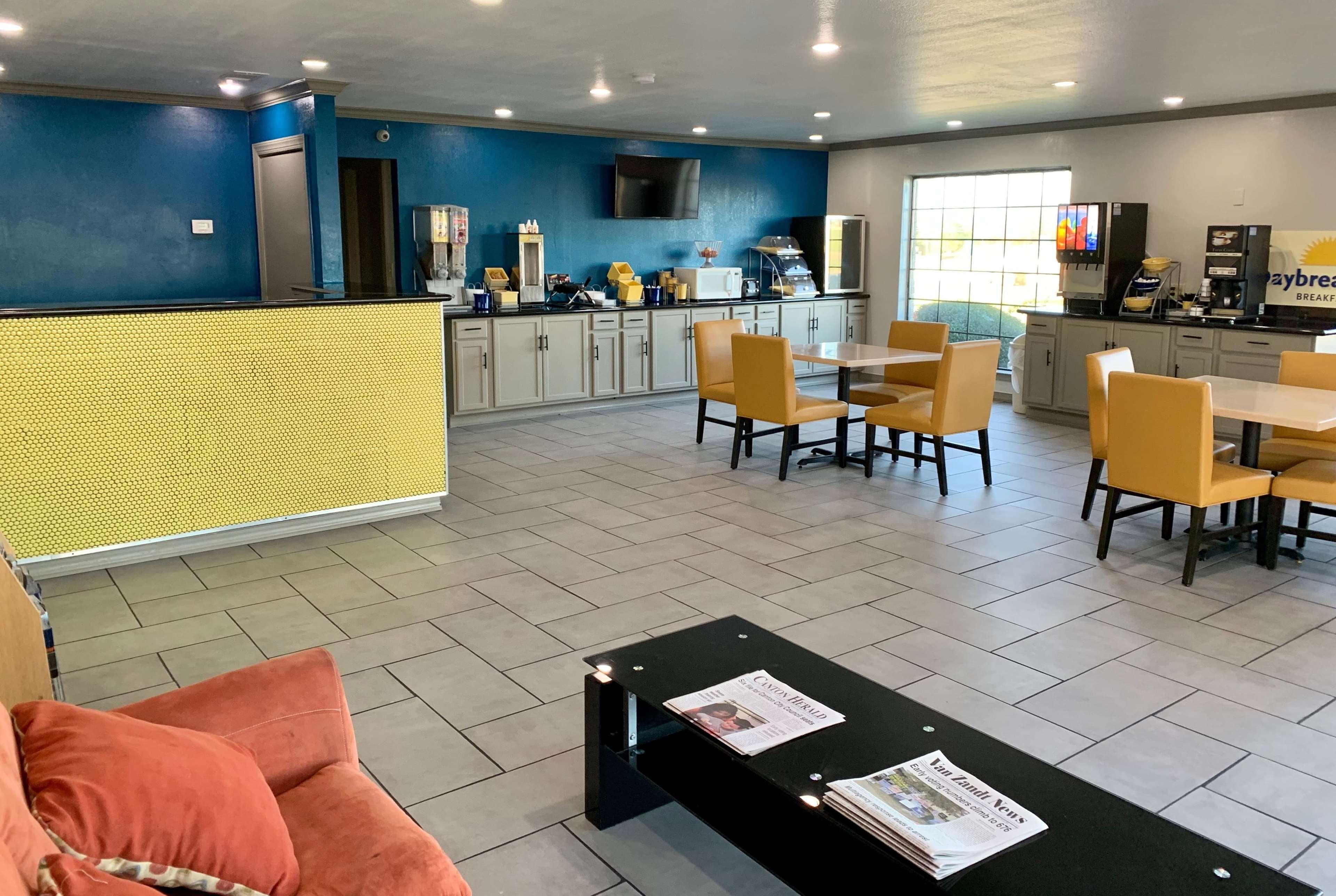 Days Inn & Suites By Wyndham - Canton First Monday Trade Days Extérieur photo