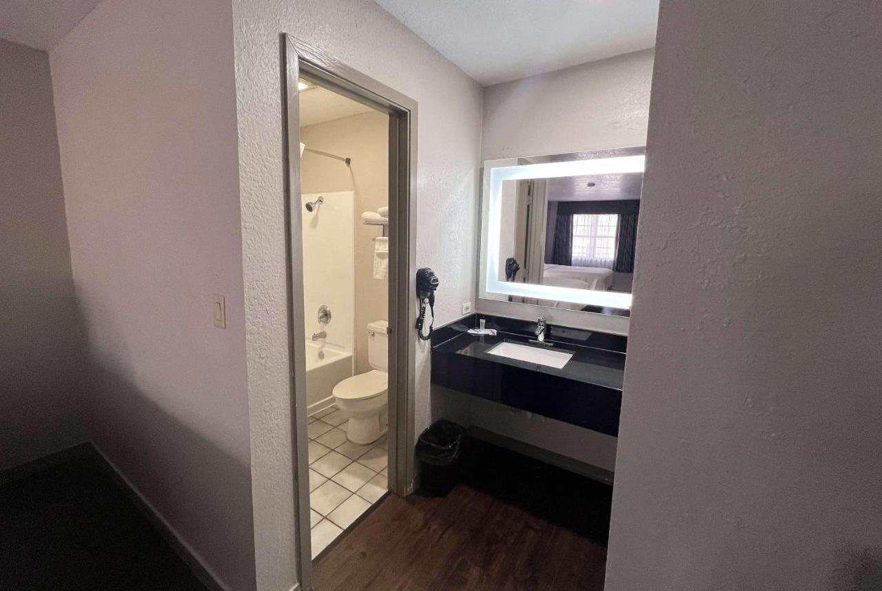 Days Inn & Suites By Wyndham - Canton First Monday Trade Days Extérieur photo