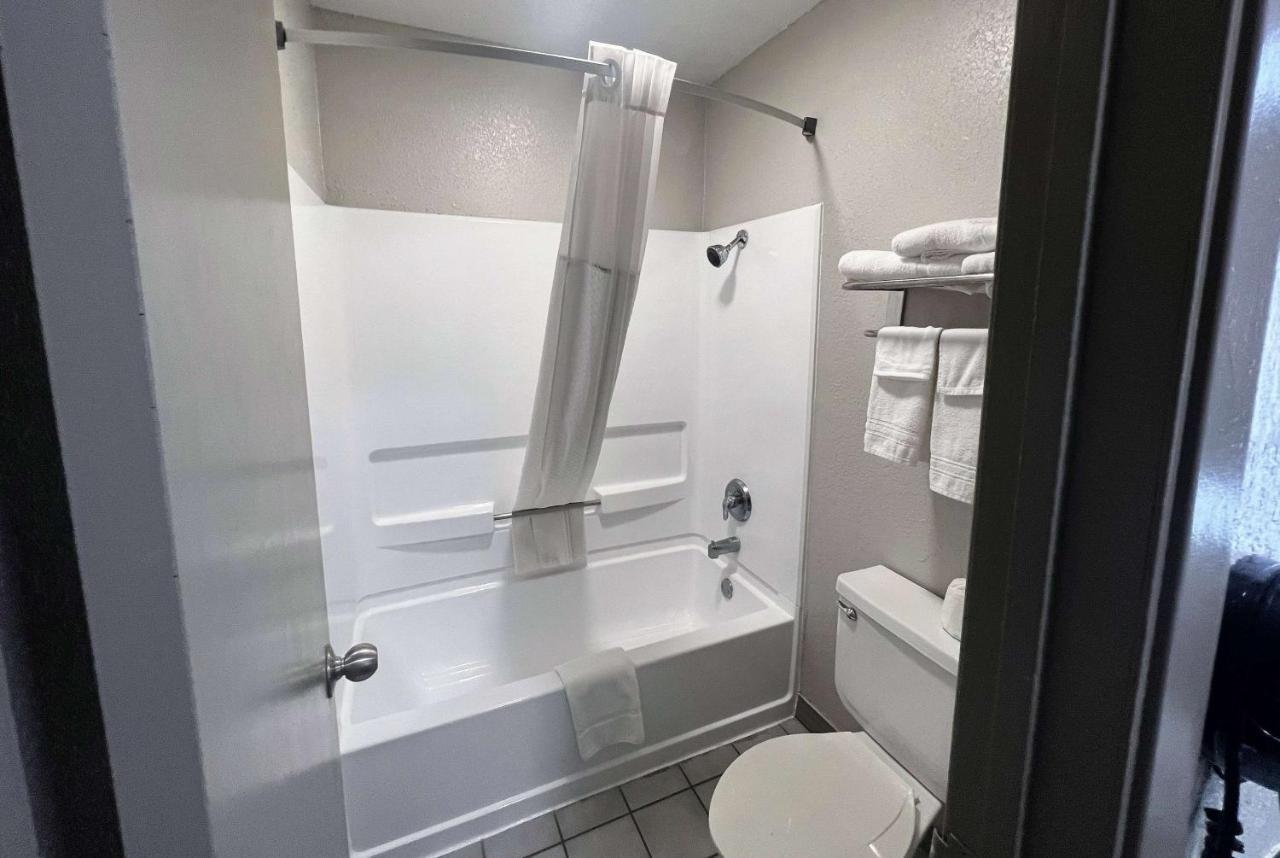 Days Inn & Suites By Wyndham - Canton First Monday Trade Days Extérieur photo