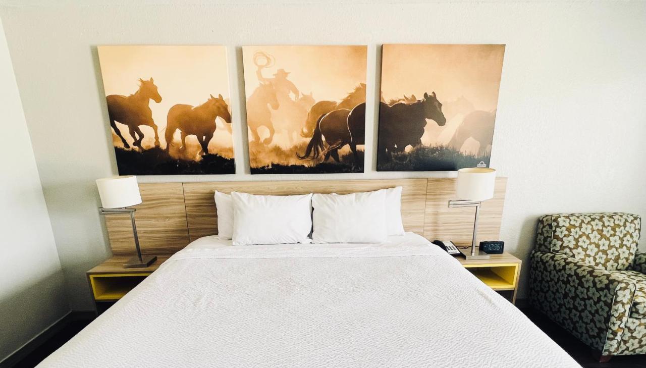 Days Inn & Suites By Wyndham - Canton First Monday Trade Days Extérieur photo