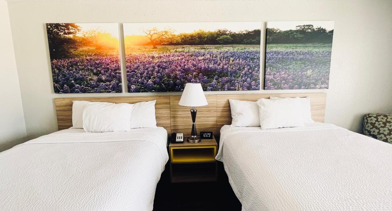 Days Inn & Suites By Wyndham - Canton First Monday Trade Days Extérieur photo