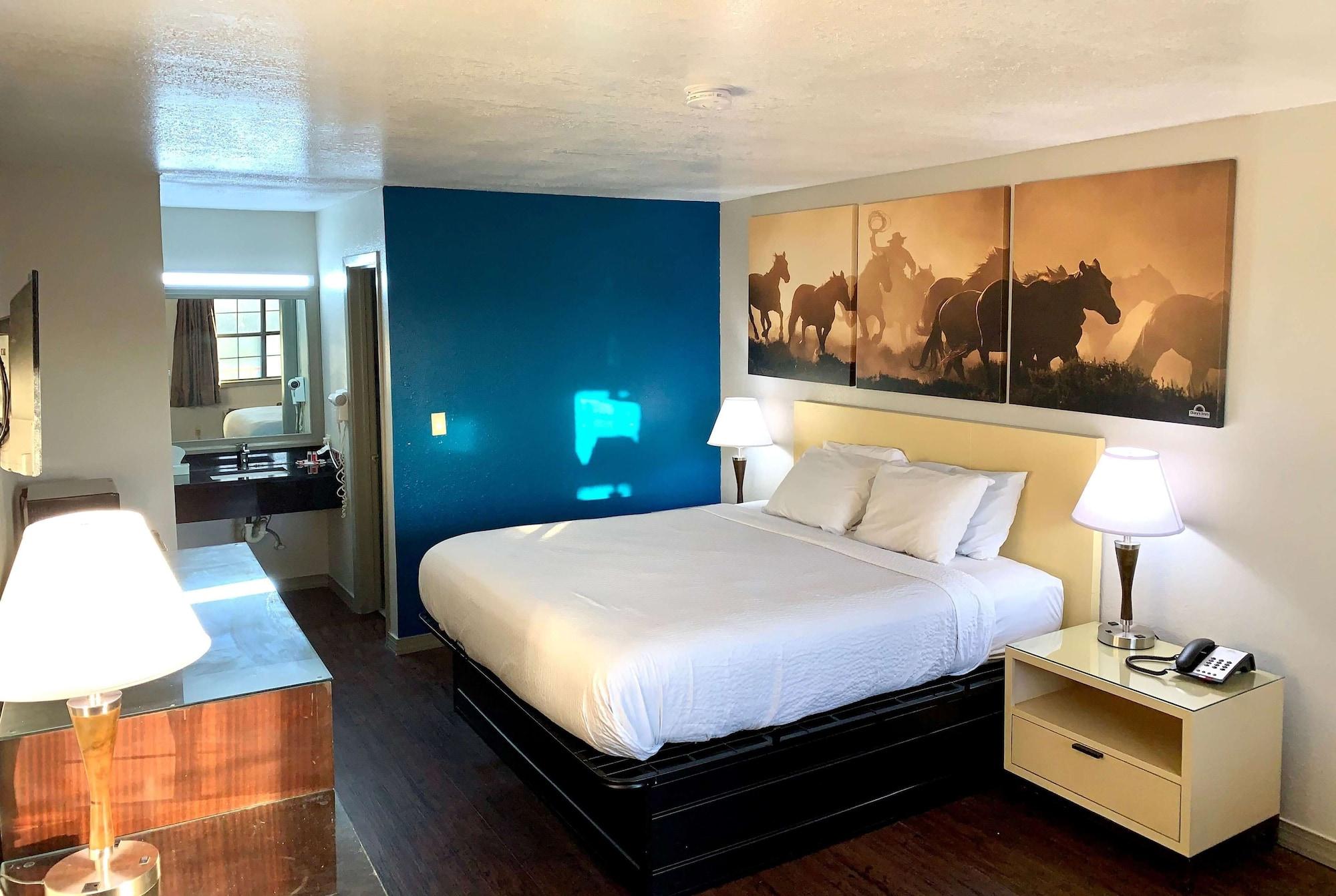 Days Inn & Suites By Wyndham - Canton First Monday Trade Days Extérieur photo