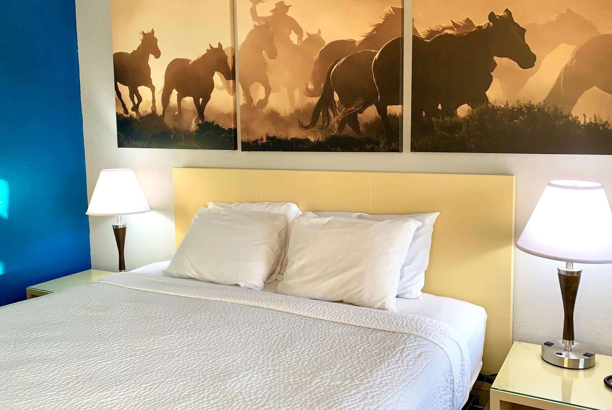Days Inn & Suites By Wyndham - Canton First Monday Trade Days Extérieur photo