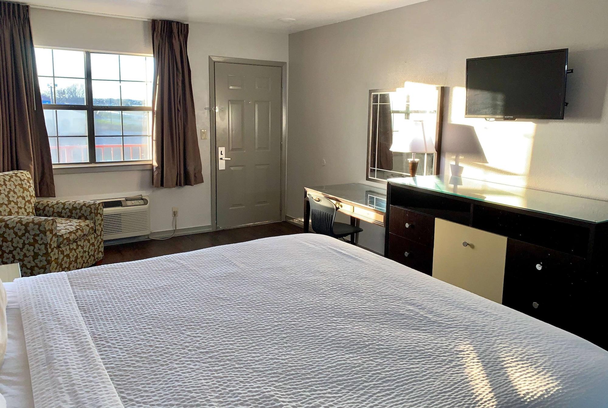 Days Inn & Suites By Wyndham - Canton First Monday Trade Days Extérieur photo