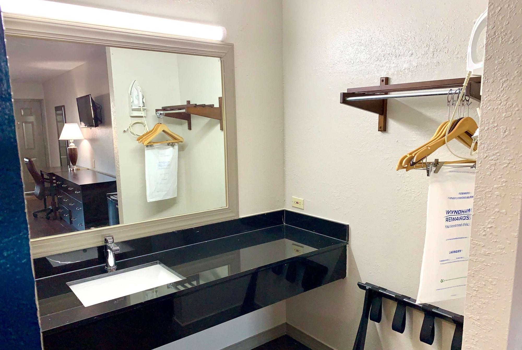Days Inn & Suites By Wyndham - Canton First Monday Trade Days Extérieur photo