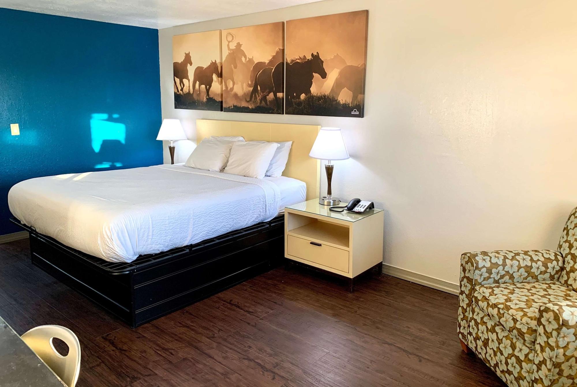 Days Inn & Suites By Wyndham - Canton First Monday Trade Days Extérieur photo