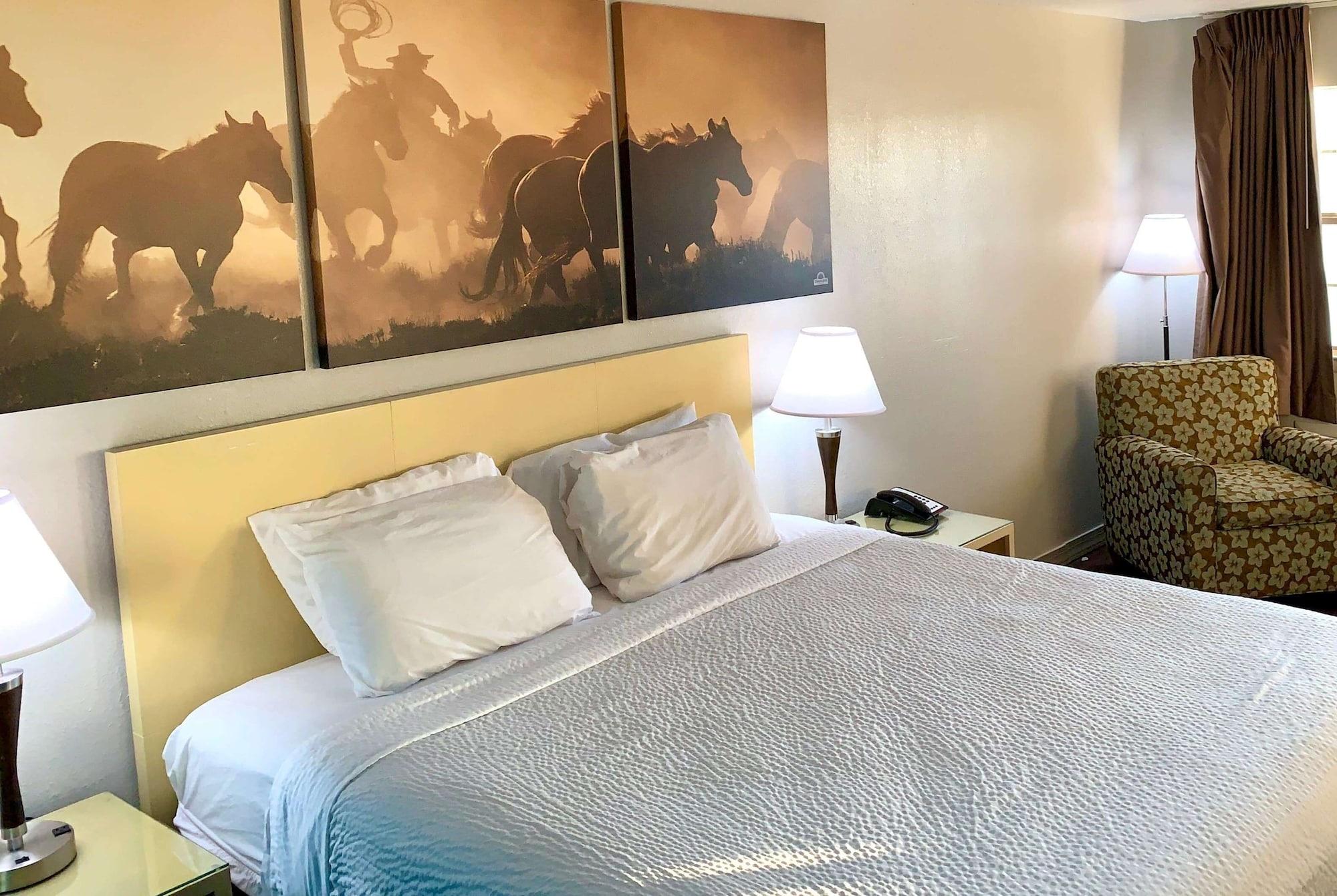 Days Inn & Suites By Wyndham - Canton First Monday Trade Days Extérieur photo