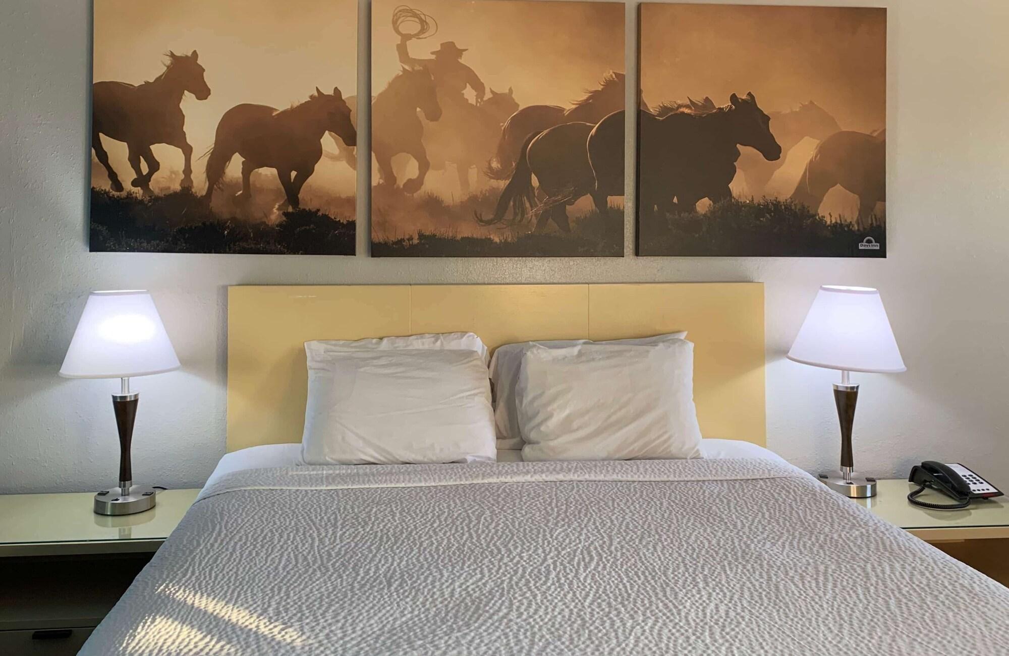 Days Inn & Suites By Wyndham - Canton First Monday Trade Days Extérieur photo