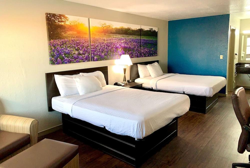 Days Inn & Suites By Wyndham - Canton First Monday Trade Days Extérieur photo