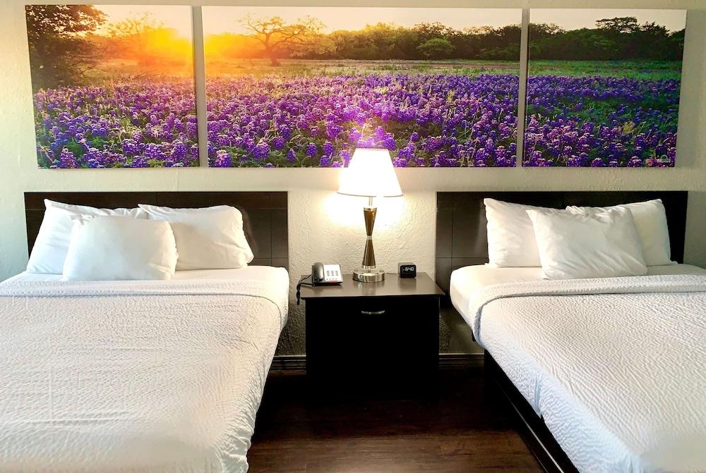 Days Inn & Suites By Wyndham - Canton First Monday Trade Days Extérieur photo