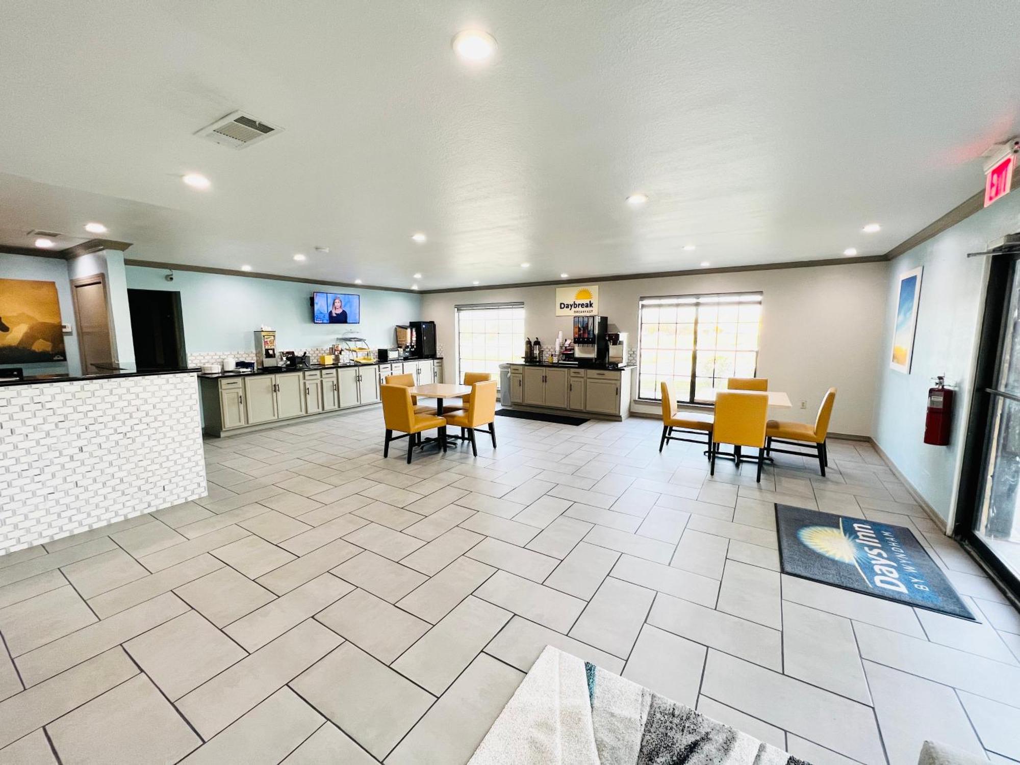 Days Inn & Suites By Wyndham - Canton First Monday Trade Days Extérieur photo