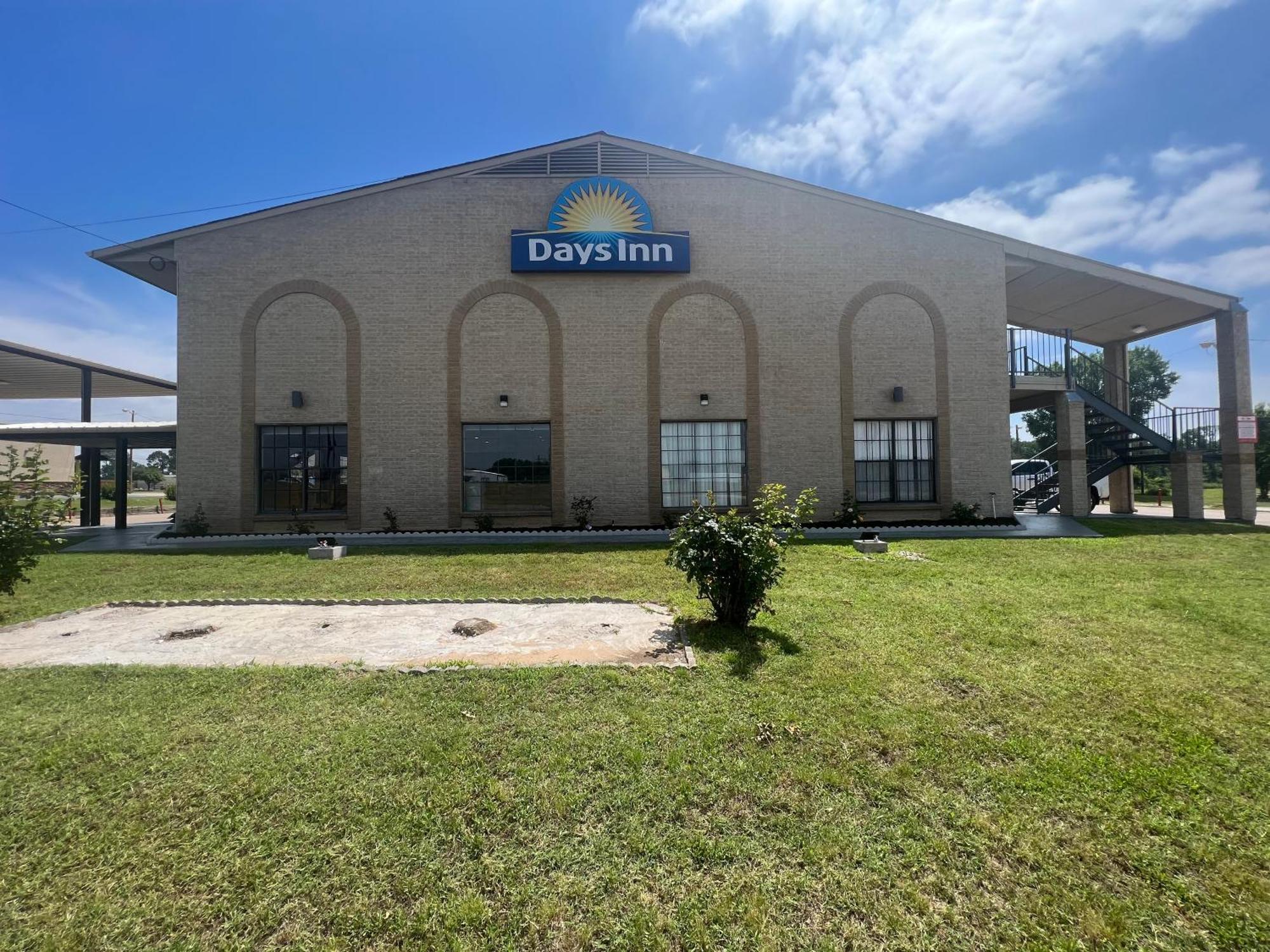 Days Inn & Suites By Wyndham - Canton First Monday Trade Days Extérieur photo