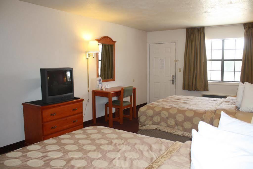 Days Inn & Suites By Wyndham - Canton First Monday Trade Days Extérieur photo